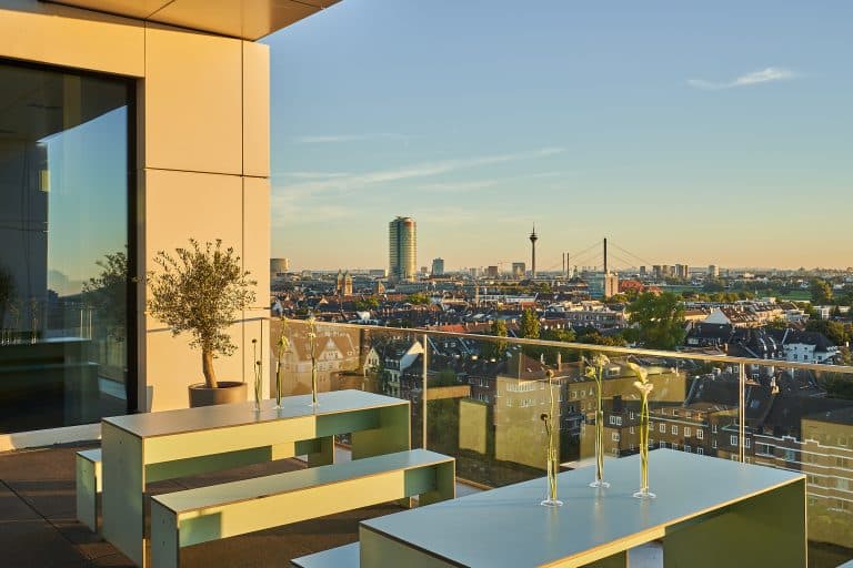 Die zehn besten Eventlocations in Düsseldorf: Blick von der Terrasse einer Eventlocation Düsseldorf auf die Düsseldorfer Skyline