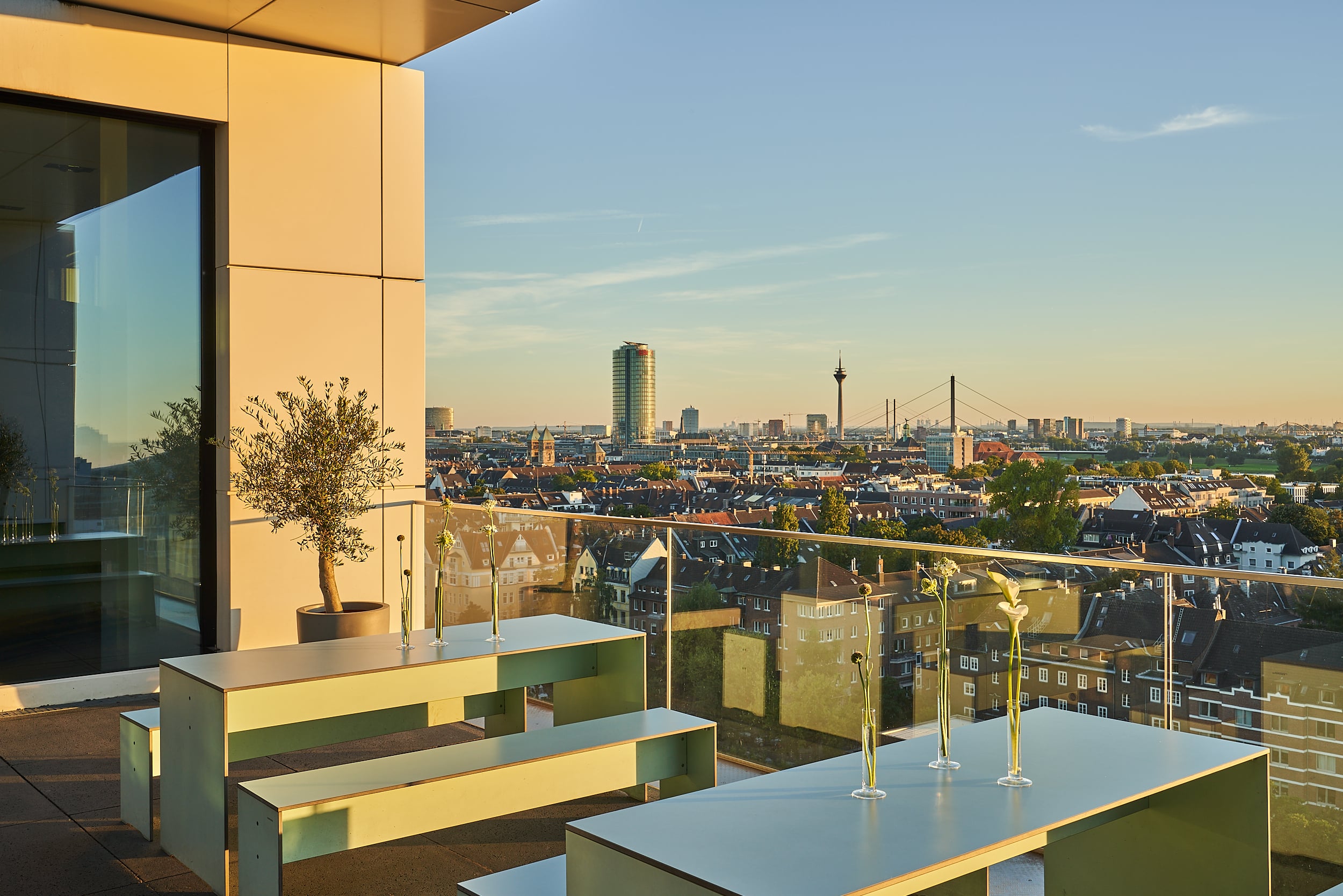 Die zehn besten Eventlocations in Düsseldorf: Blick von der Terrasse einer Eventlocation Düsseldorf auf die Düsseldorfer Skyline