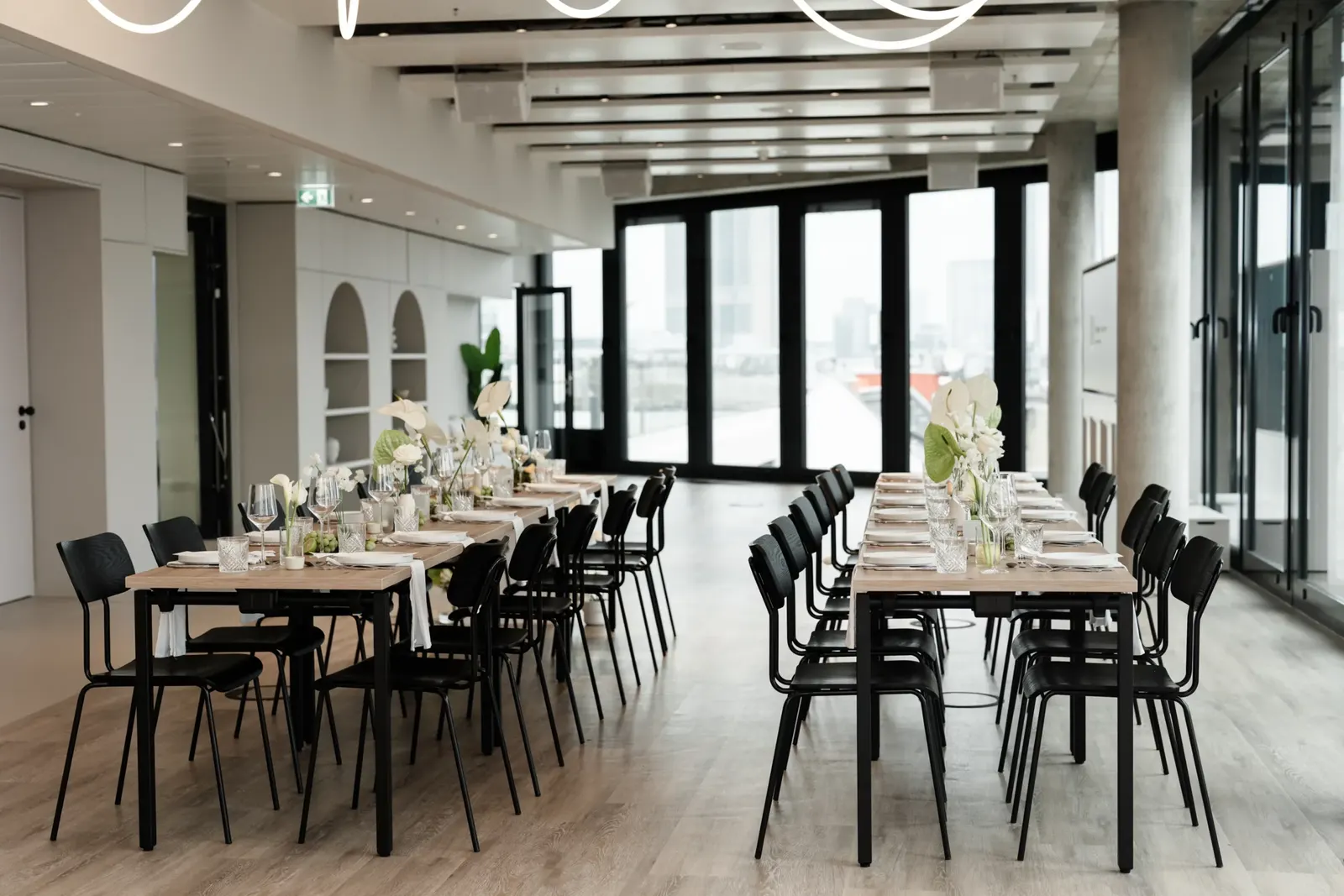 Wedding tables set up in Frankfurt in front of the floor-to-ceiling windows