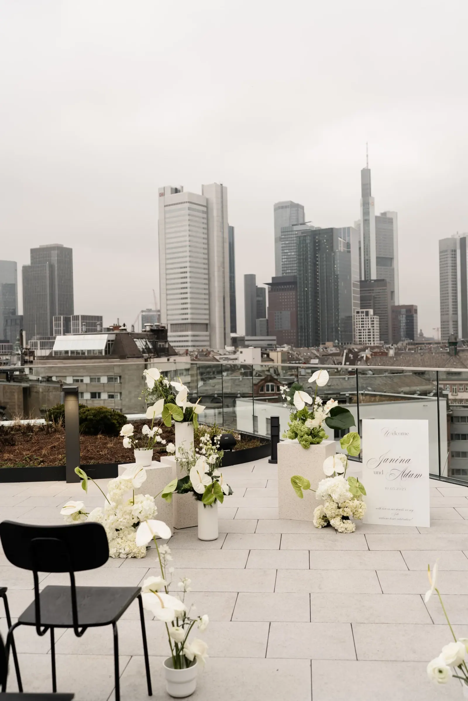Wedding reception on a rooftop terrace with a view of the Frankfurt skyline