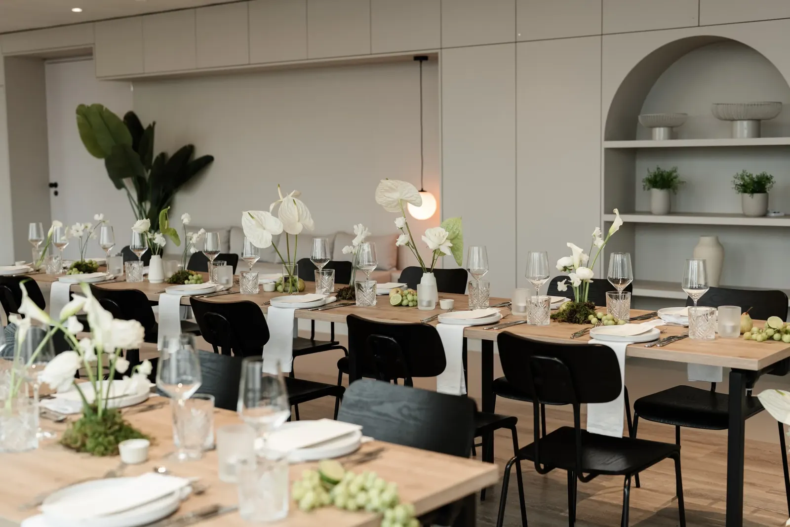 A wedding reception table decorated with white flowers in Frankfurt