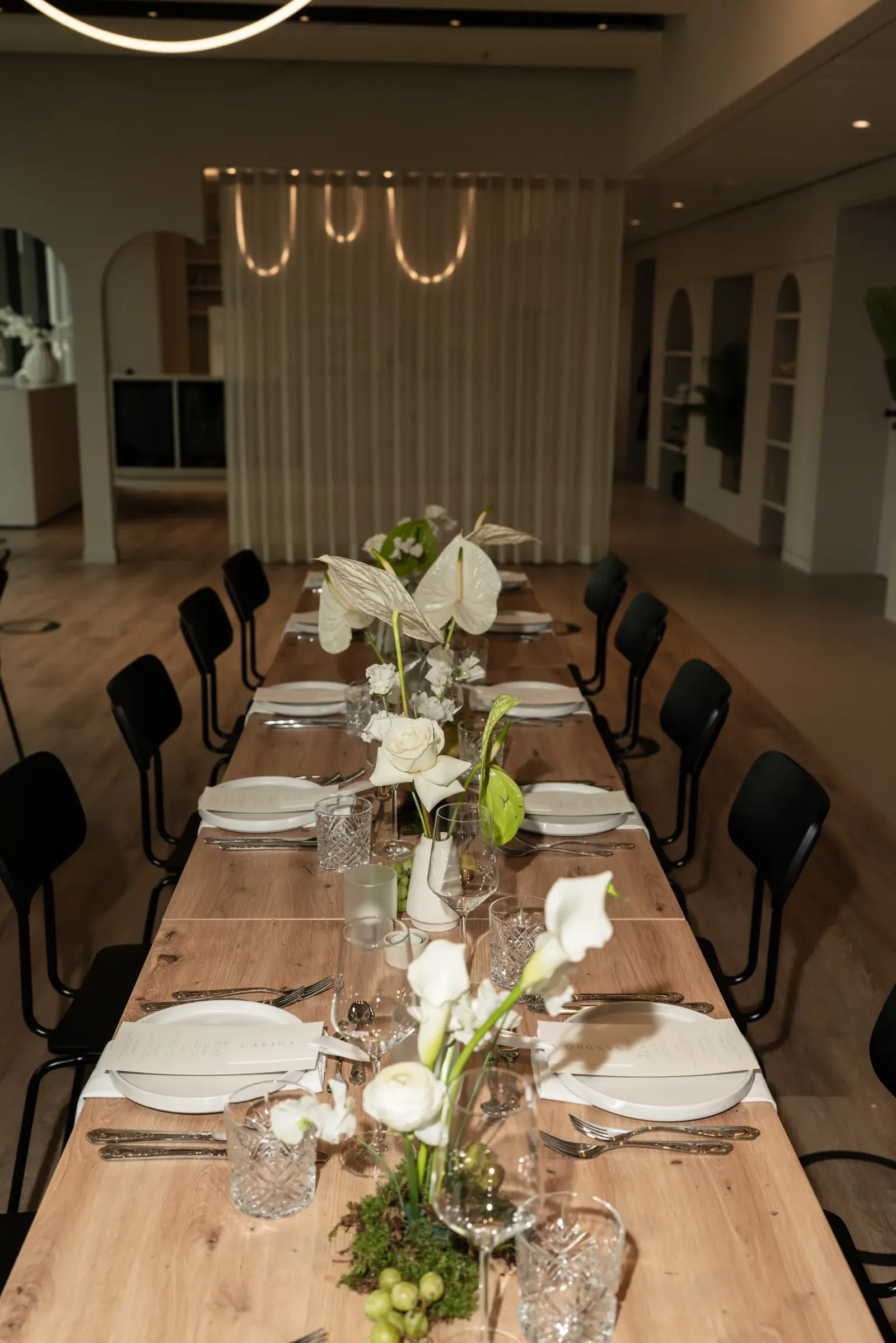 Wedding reception table with white flowers in Frankfurt