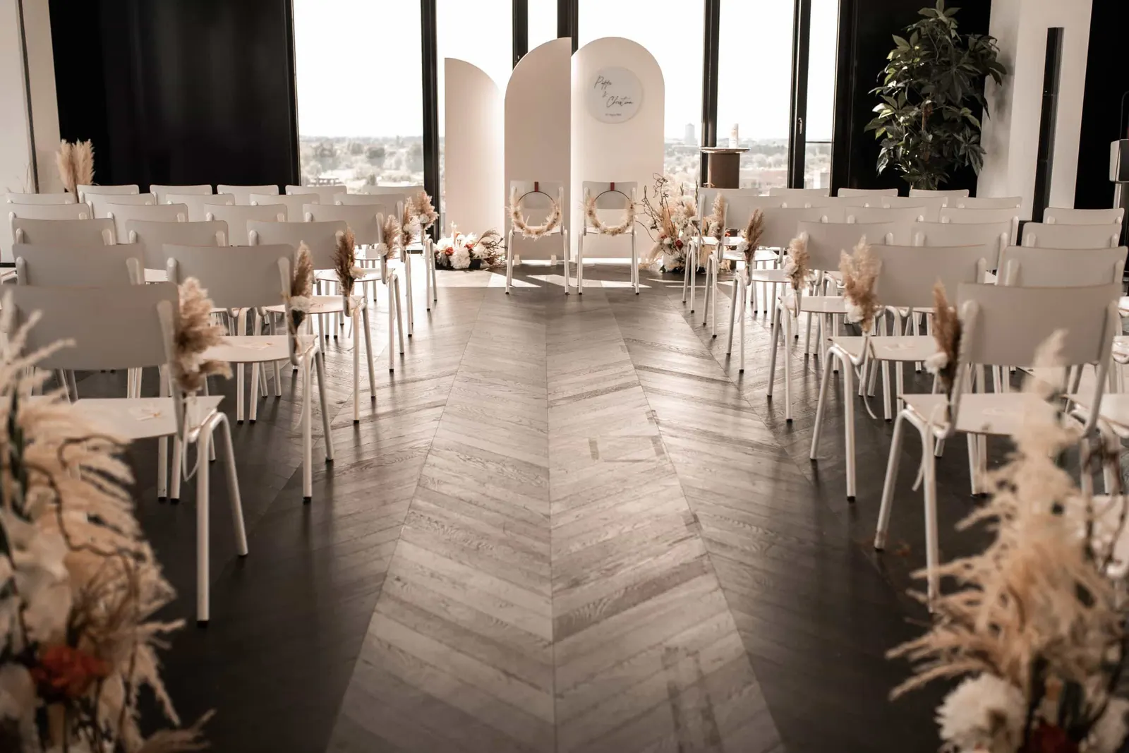 A walkway decorated with dried flowers for an outdoor wedding ceremony in Düsseldorf