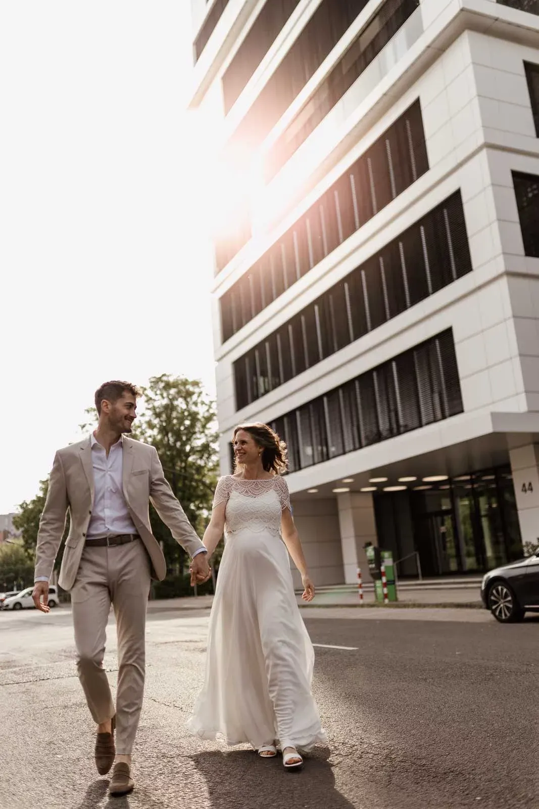 A bride and groom in front of a high-rise building in Düsseldorf