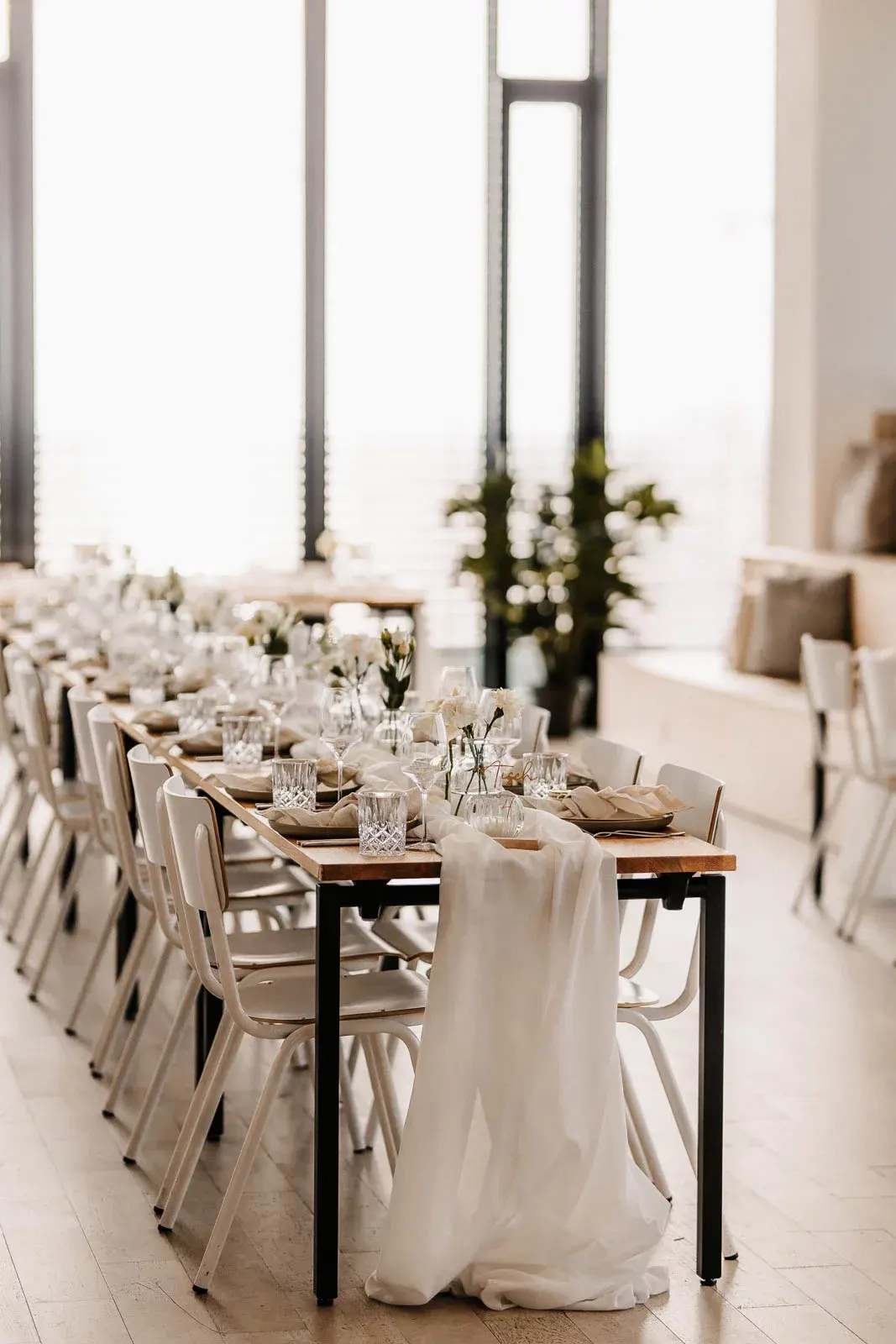 Wedding table with candles in front of the floor-to-ceiling windows in Düsseldorf