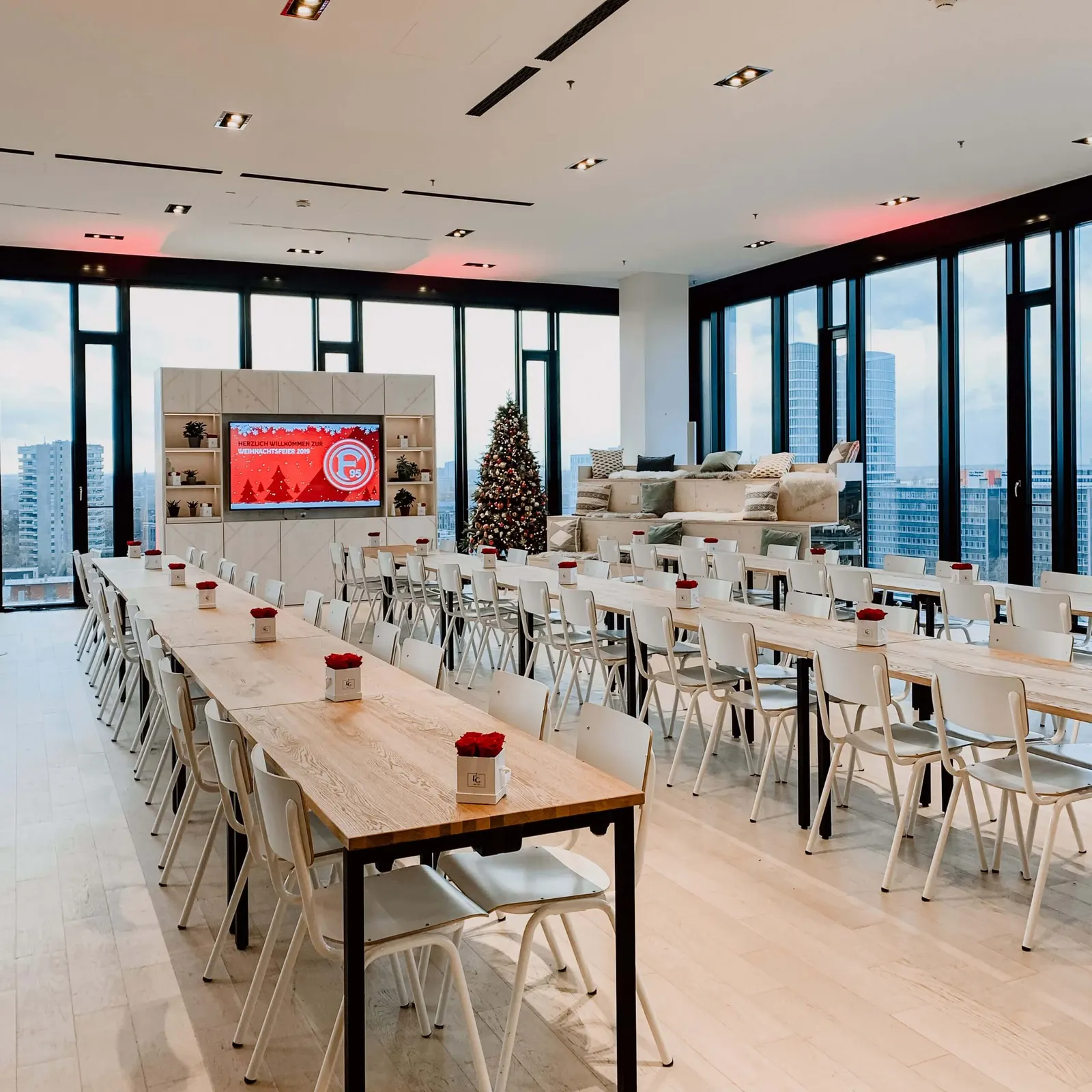 Tables for a Christmas party in front of the floor-to-ceiling windows in Düsseldorf
