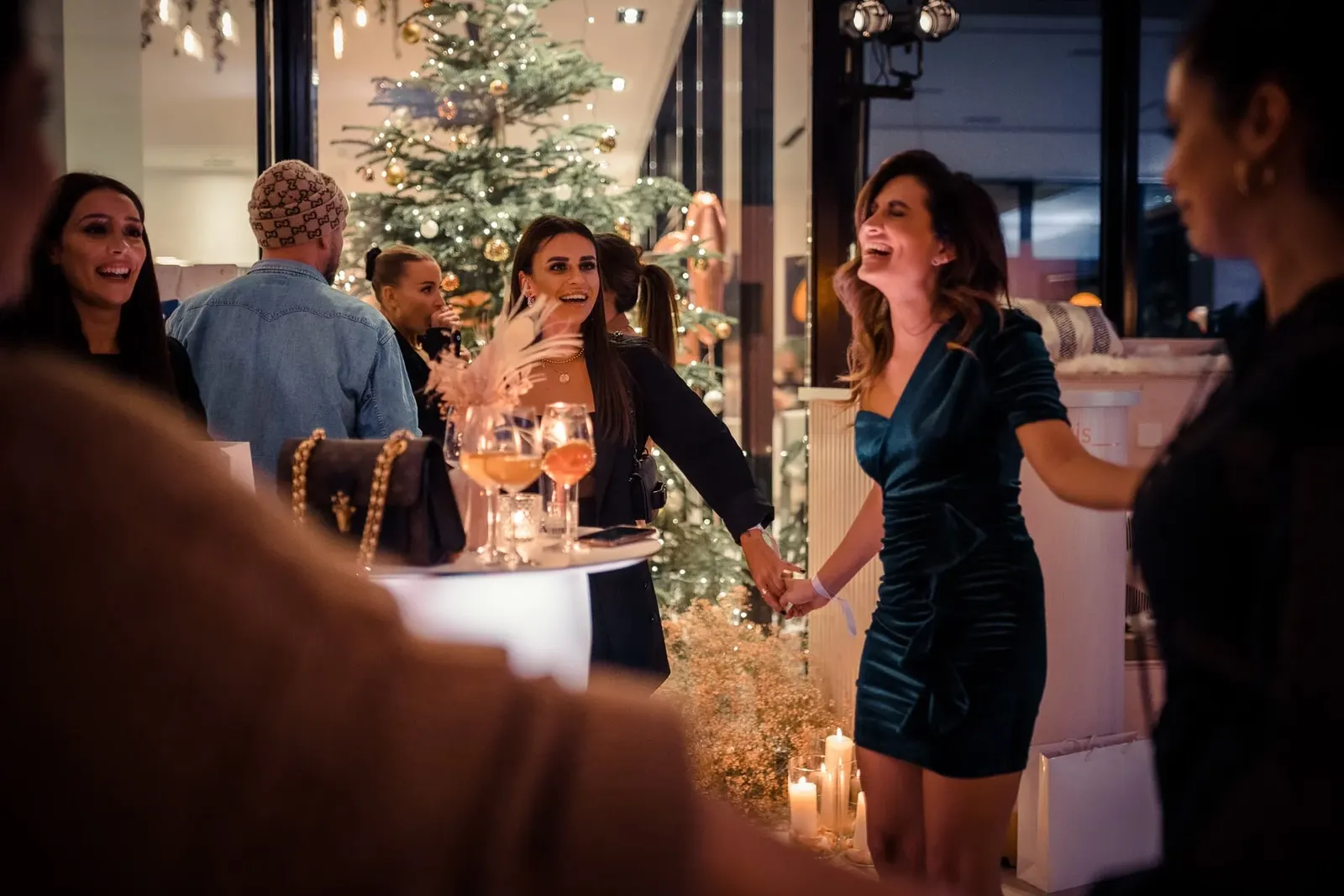 Weihnachtsfeier-Location: festlich eingedeckte Tafel für die Firmenweihnachtsfeier