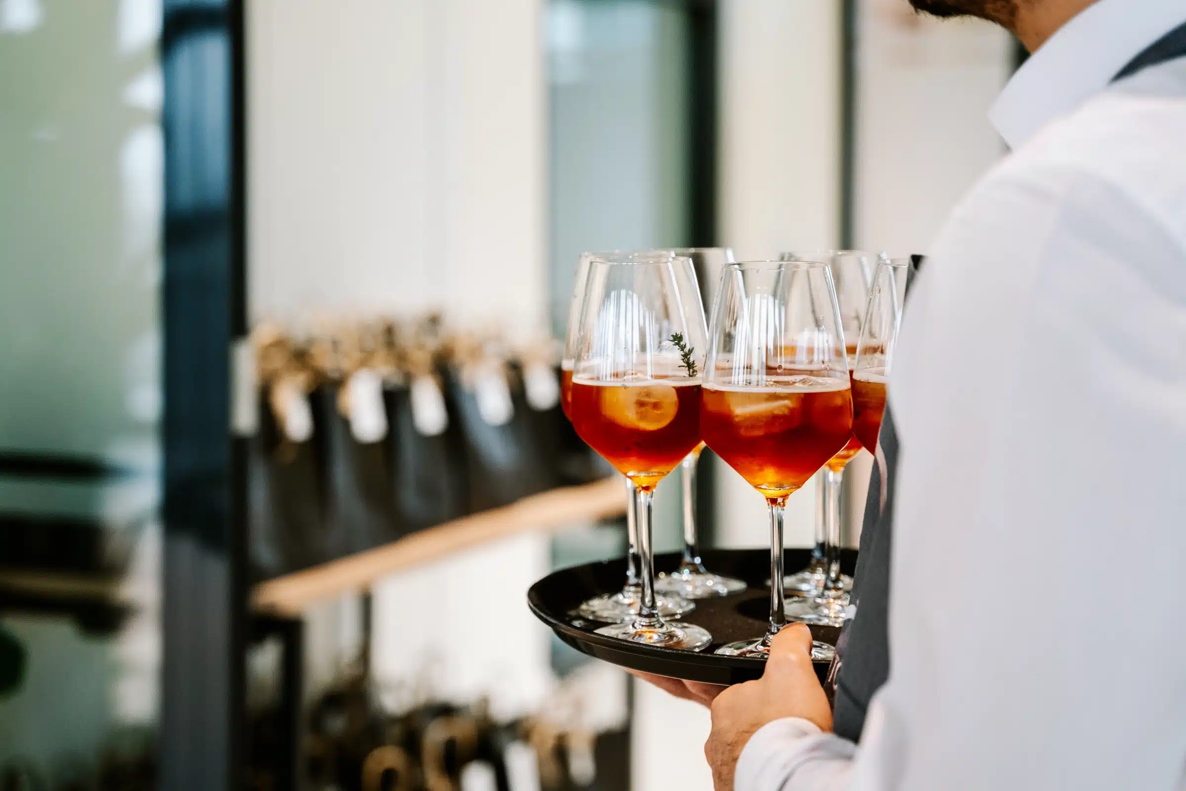 Aperitif wird auf einem Tablett serviert
